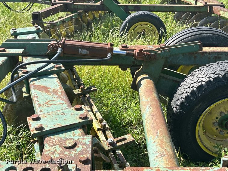 image for item ND9742 John Deere tandem disk