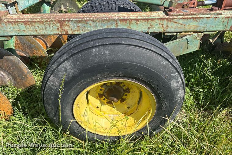 image for item ND9742 John Deere tandem disk