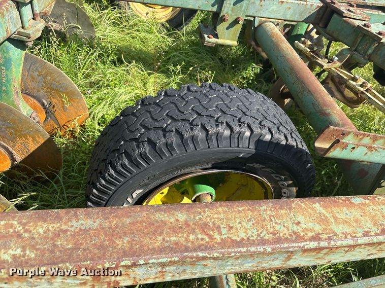 image for item ND9742 John Deere tandem disk