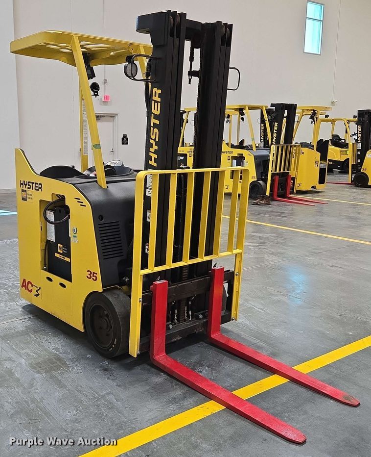 image for item EC1024 2023 Hyster E35HSD3-18 forklift