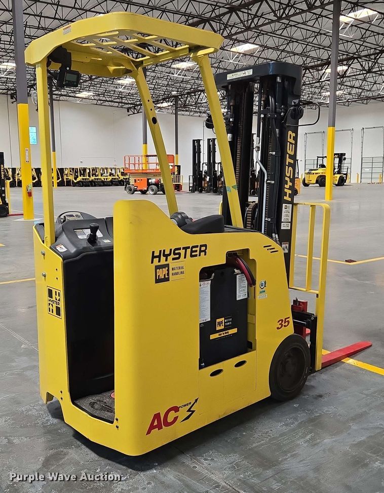 image for item EC1024 2023 Hyster E35HSD3-18 forklift