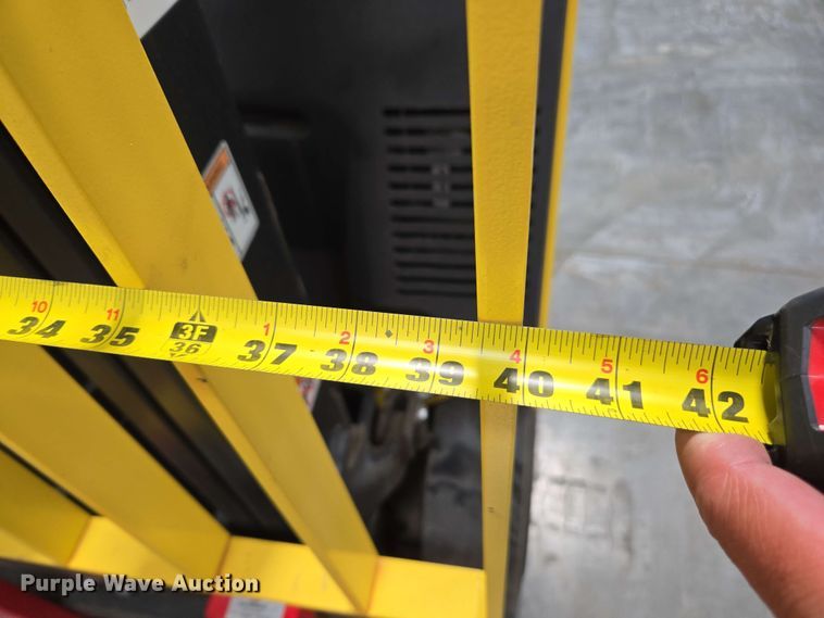 image for item EC1024 2023 Hyster E35HSD3-18 forklift