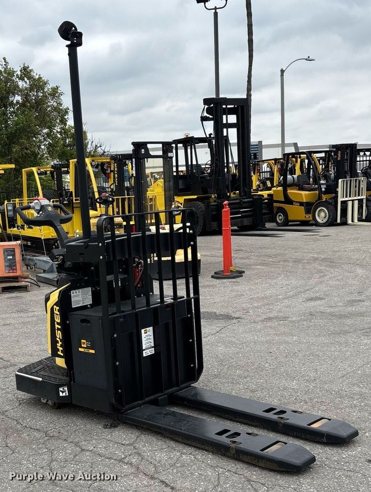 image for item EL6042 2023 Hyster B60ZAC2 pallet jack