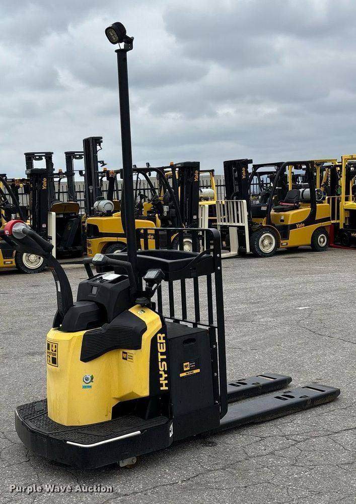 image for item EL6042 2023 Hyster B60ZAC2 pallet jack