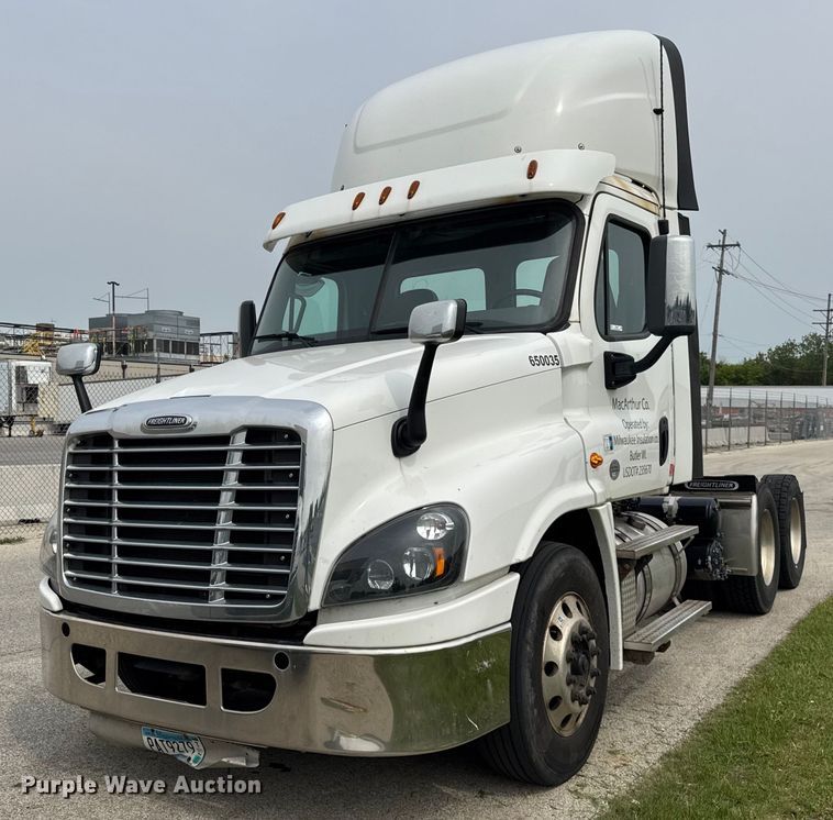 image for item DH9989 2018 Freightliner Cascadia semi truck