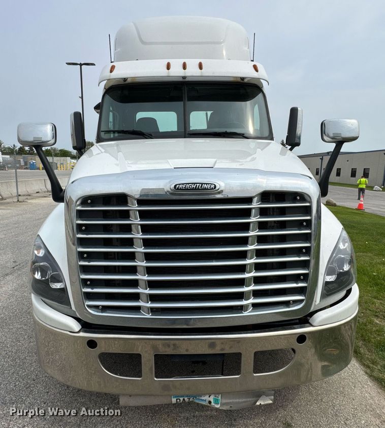 image for item DH9989 2018 Freightliner Cascadia semi truck