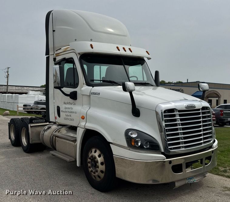 image for item DH9989 2018 Freightliner Cascadia semi truck