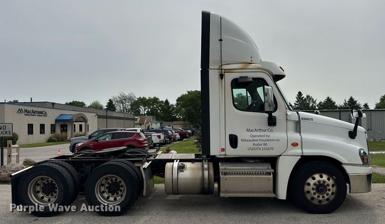 image for item DH9989 2018 Freightliner Cascadia semi truck