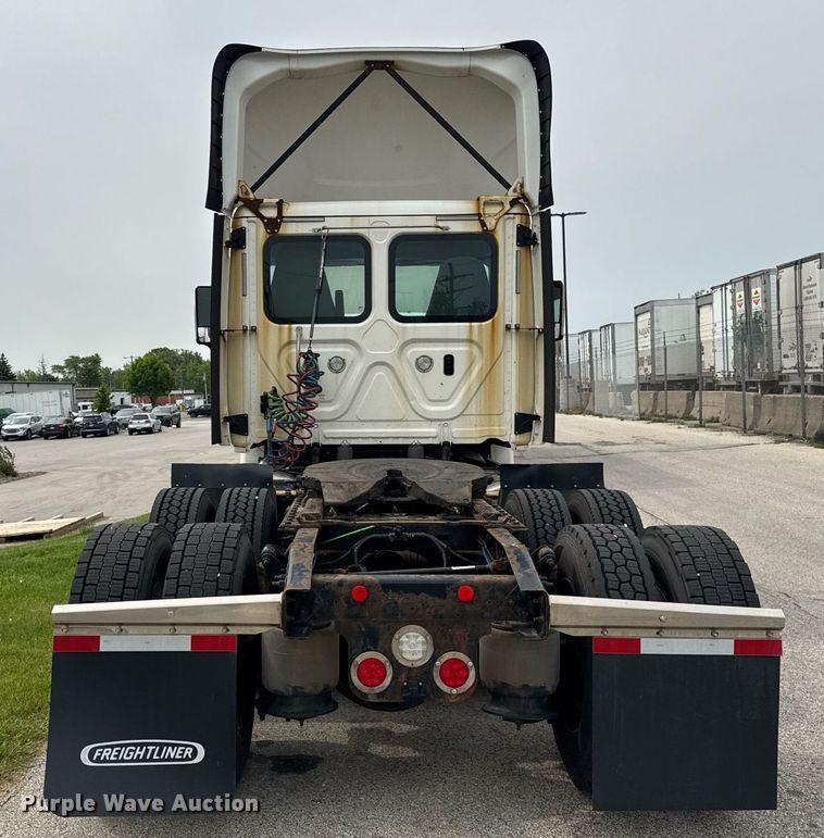 image for item DH9989 2018 Freightliner Cascadia semi truck