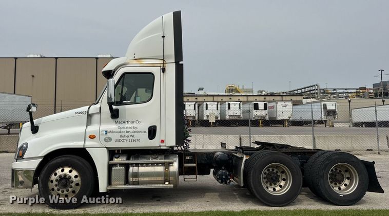 image for item DH9989 2018 Freightliner Cascadia semi truck