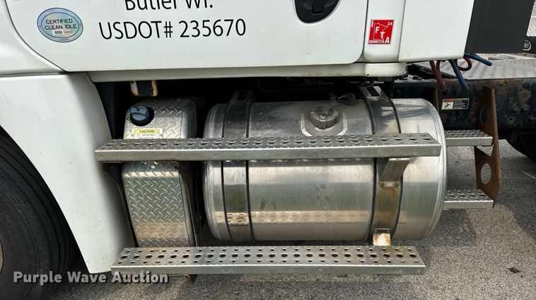 image for item DH9989 2018 Freightliner Cascadia semi truck