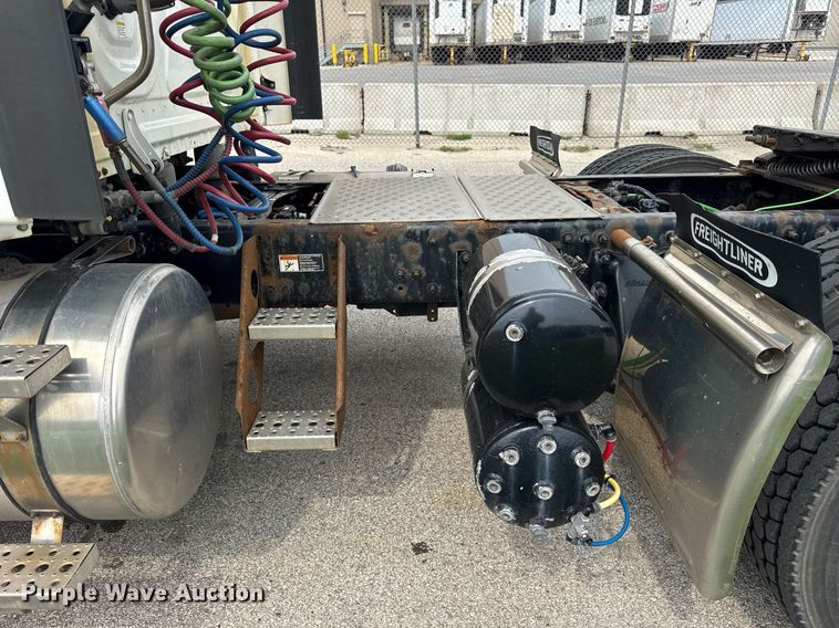 image for item DH9989 2018 Freightliner Cascadia semi truck