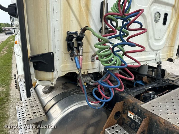 image for item DH9989 2018 Freightliner Cascadia semi truck