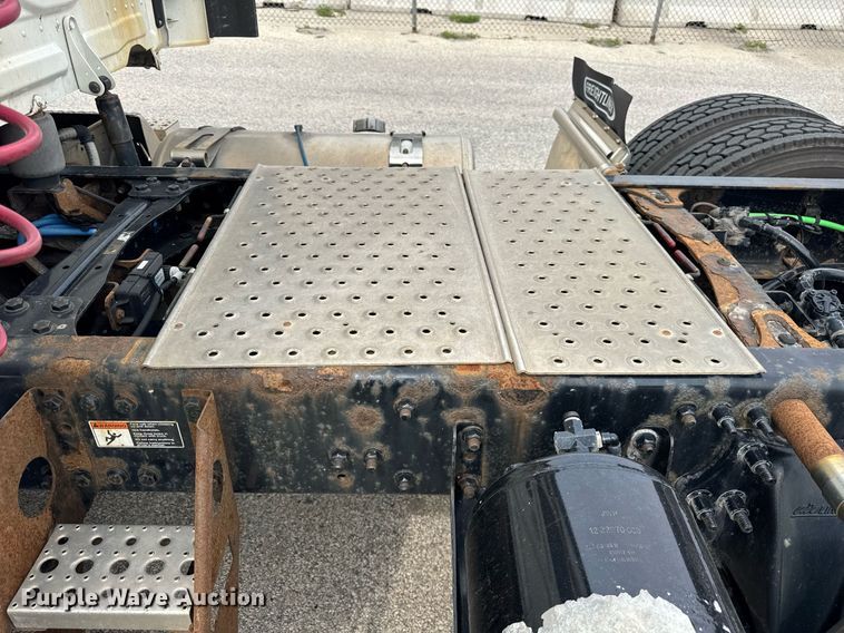 image for item DH9989 2018 Freightliner Cascadia semi truck