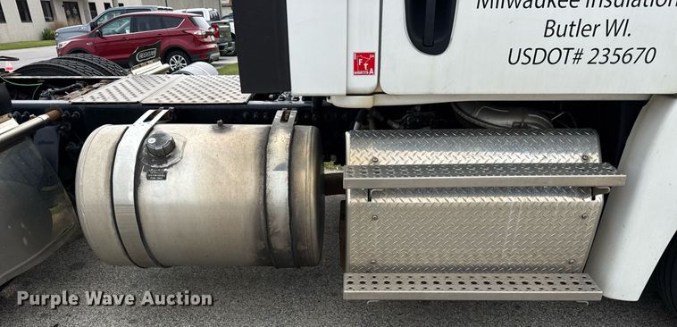 image for item DH9989 2018 Freightliner Cascadia semi truck