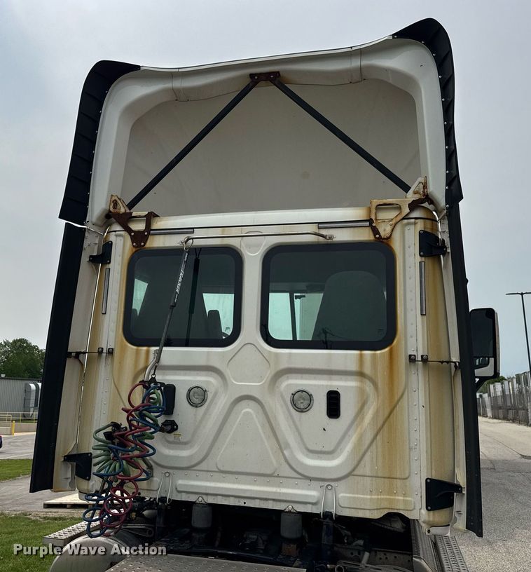 image for item DH9989 2018 Freightliner Cascadia semi truck