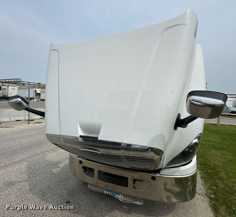 image for item DH9989 2018 Freightliner Cascadia semi truck