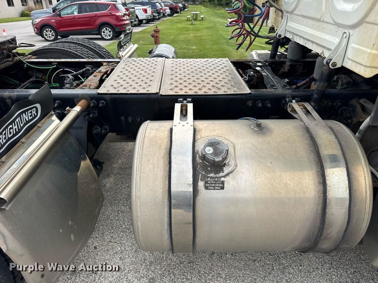 image for item DH9989 2018 Freightliner Cascadia semi truck