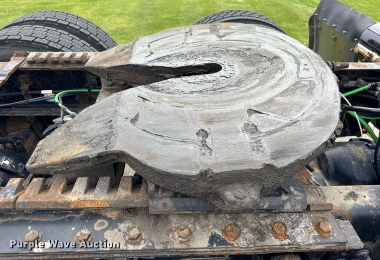 image for item DH9989 2018 Freightliner Cascadia semi truck