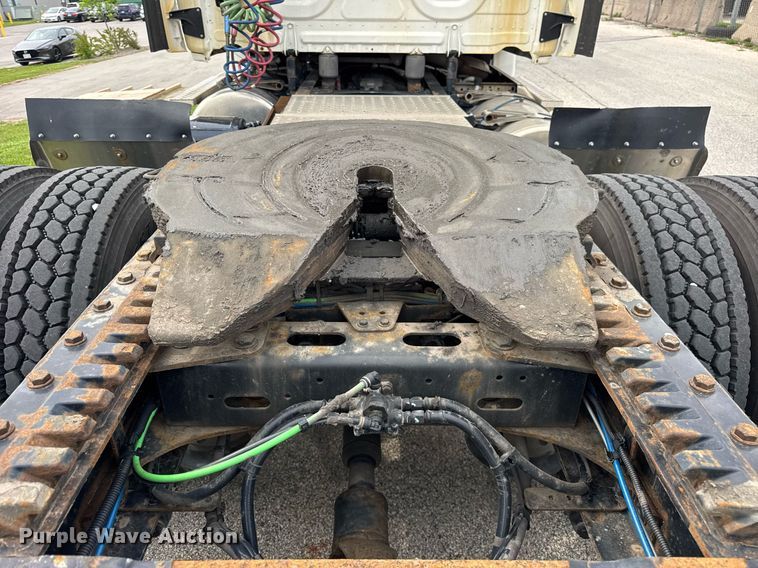 image for item DH9989 2018 Freightliner Cascadia semi truck