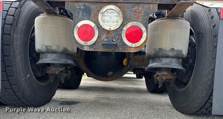 image for item DH9989 2018 Freightliner Cascadia semi truck