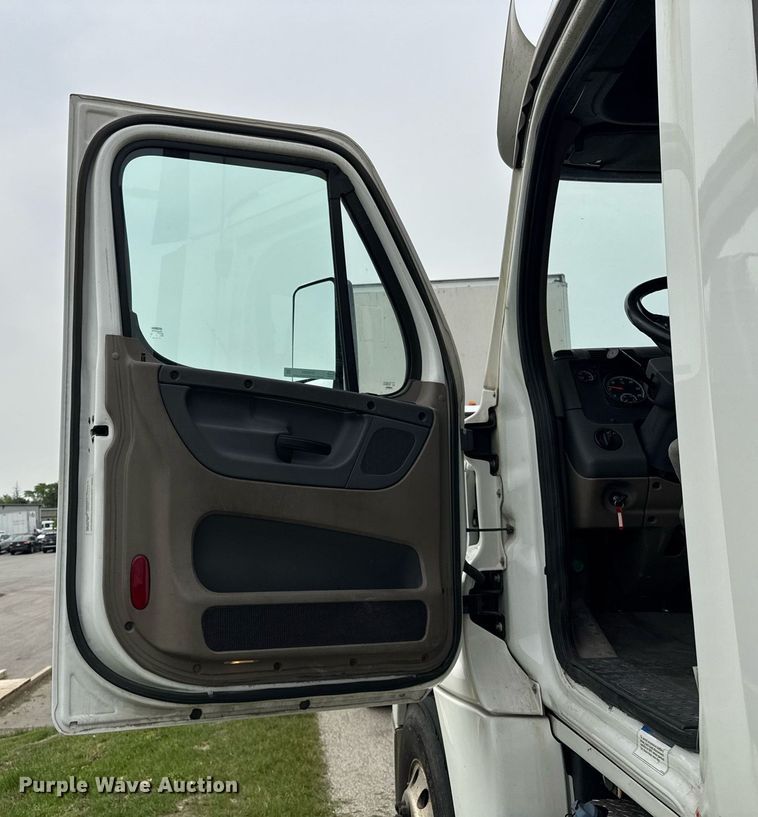 image for item DH9989 2018 Freightliner Cascadia semi truck