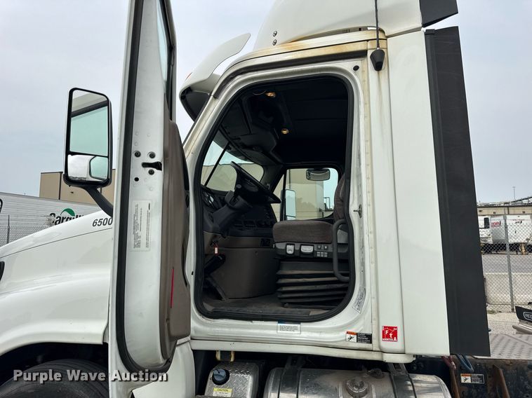 image for item DH9989 2018 Freightliner Cascadia semi truck