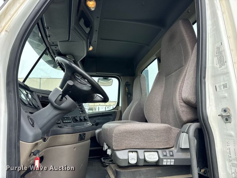 image for item DH9989 2018 Freightliner Cascadia semi truck