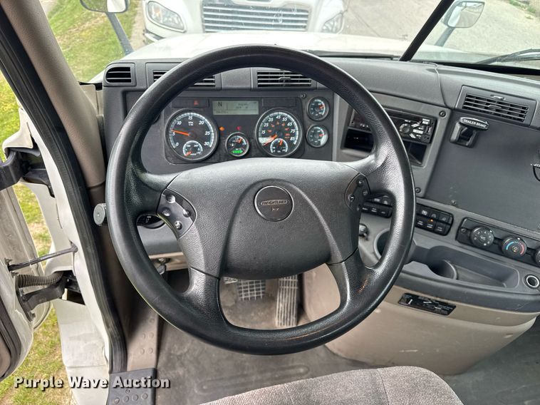 image for item DH9989 2018 Freightliner Cascadia semi truck