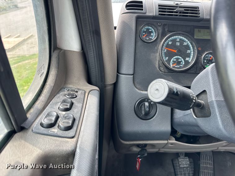 image for item DH9989 2018 Freightliner Cascadia semi truck