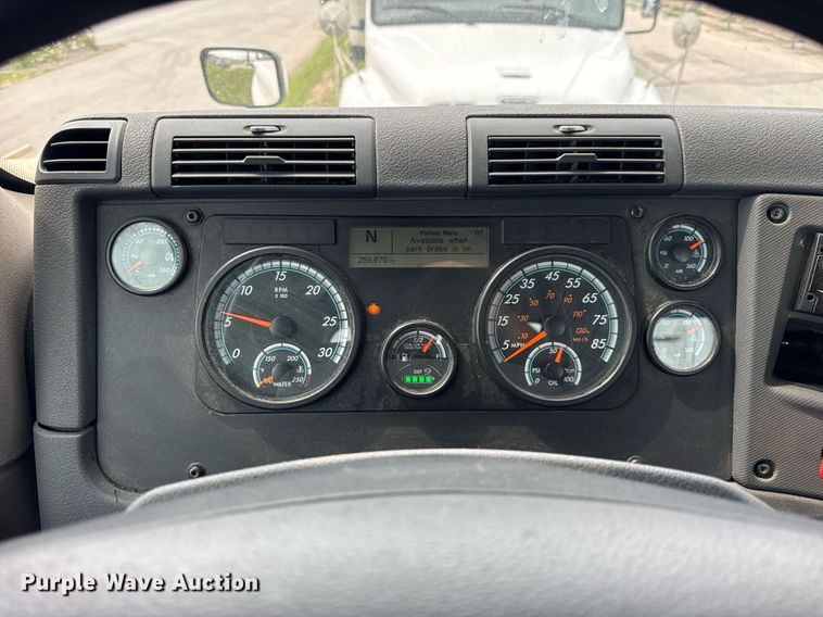 image for item DH9989 2018 Freightliner Cascadia semi truck