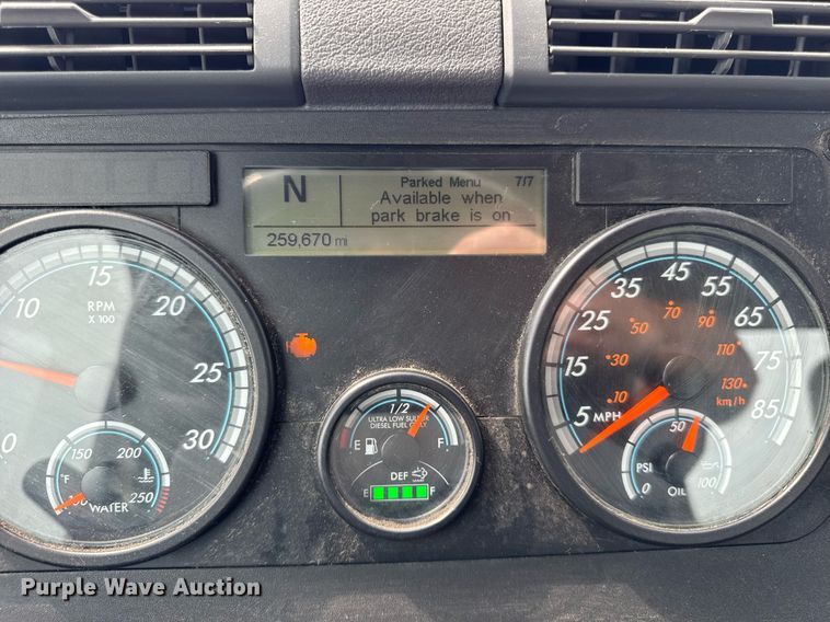 image for item DH9989 2018 Freightliner Cascadia semi truck