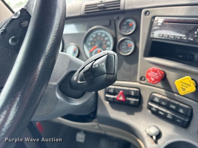 image for item DH9989 2018 Freightliner Cascadia semi truck