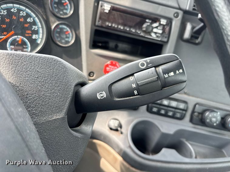 image for item DH9989 2018 Freightliner Cascadia semi truck