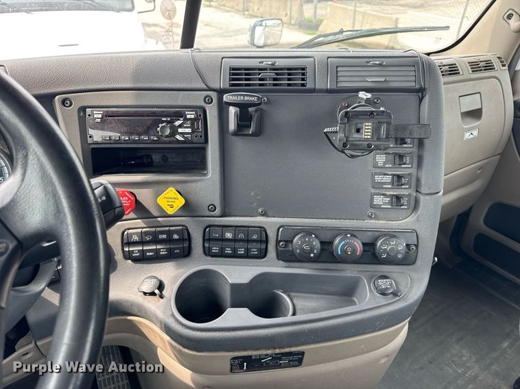 image for item DH9989 2018 Freightliner Cascadia semi truck