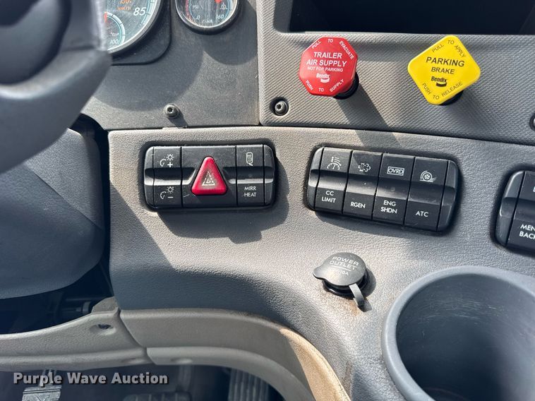 image for item DH9989 2018 Freightliner Cascadia semi truck