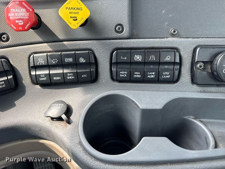 image for item DH9989 2018 Freightliner Cascadia semi truck