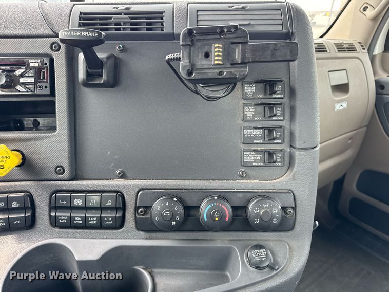 image for item DH9989 2018 Freightliner Cascadia semi truck