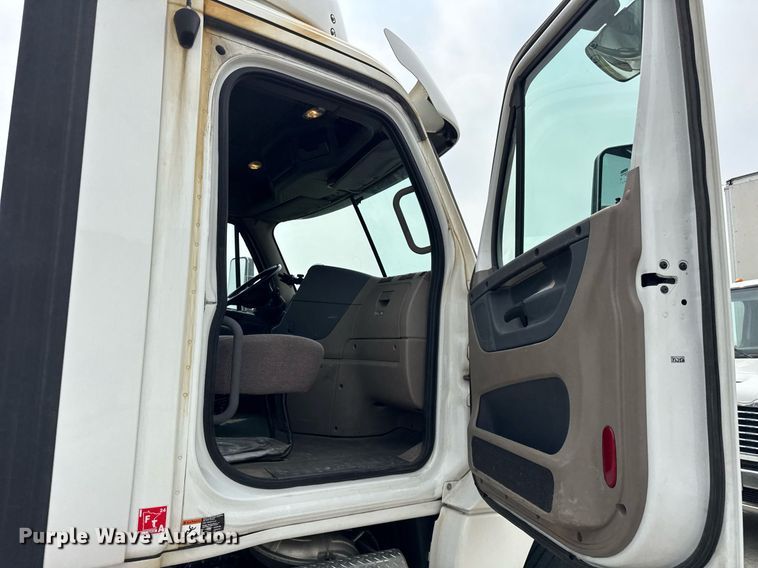 image for item DH9989 2018 Freightliner Cascadia semi truck