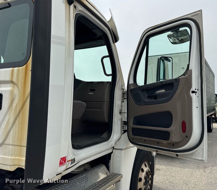 image for item DH9989 2018 Freightliner Cascadia semi truck