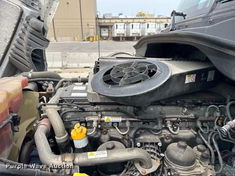 image for item DH9989 2018 Freightliner Cascadia semi truck