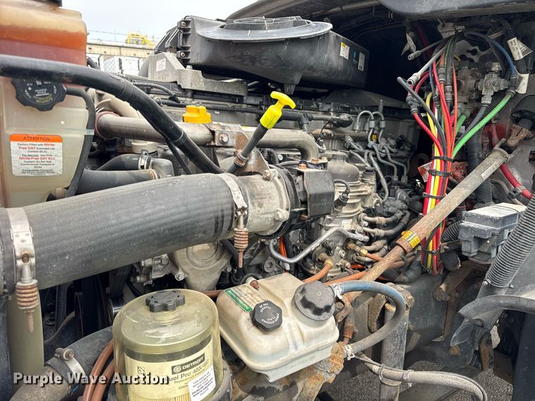 image for item DH9989 2018 Freightliner Cascadia semi truck