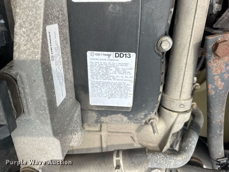 image for item DH9989 2018 Freightliner Cascadia semi truck