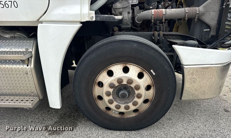 image for item DH9989 2018 Freightliner Cascadia semi truck