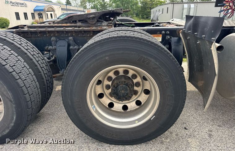 image for item DH9989 2018 Freightliner Cascadia semi truck