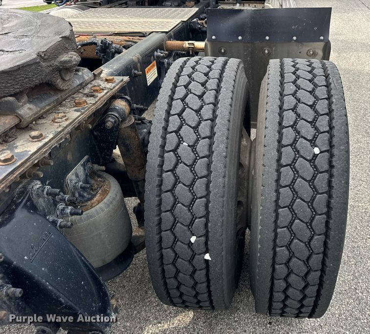 image for item DH9989 2018 Freightliner Cascadia semi truck