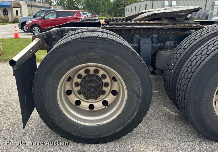 image for item DH9989 2018 Freightliner Cascadia semi truck