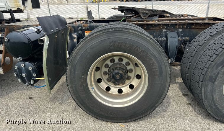 image for item DH9989 2018 Freightliner Cascadia semi truck