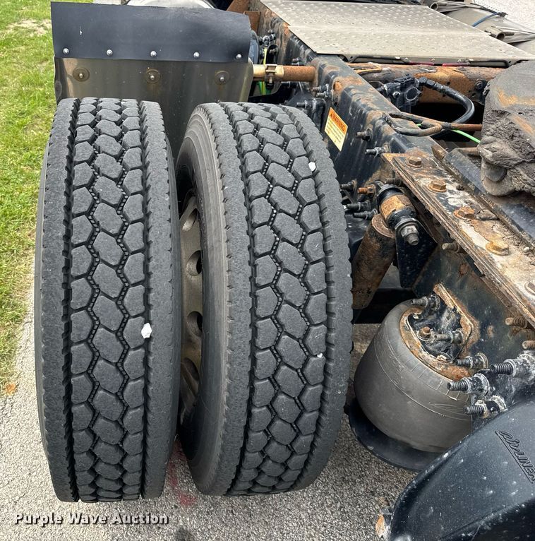 image for item DH9989 2018 Freightliner Cascadia semi truck