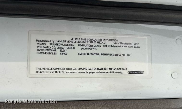 image for item DH9989 2018 Freightliner Cascadia semi truck